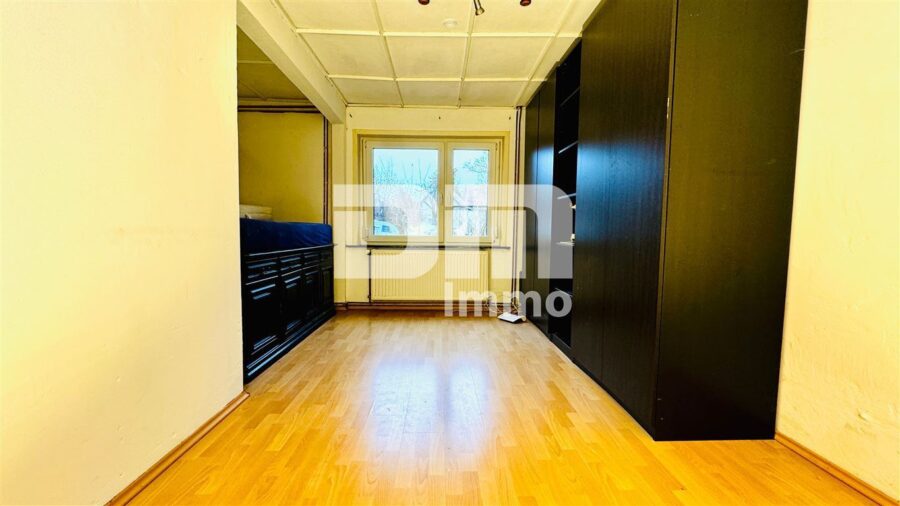 Ein- bis Zweifamilienhaus mit Anbau und Nebengebäude auf großem Grundstück - WE1 EG Schlafzimmer / KInderzimmer